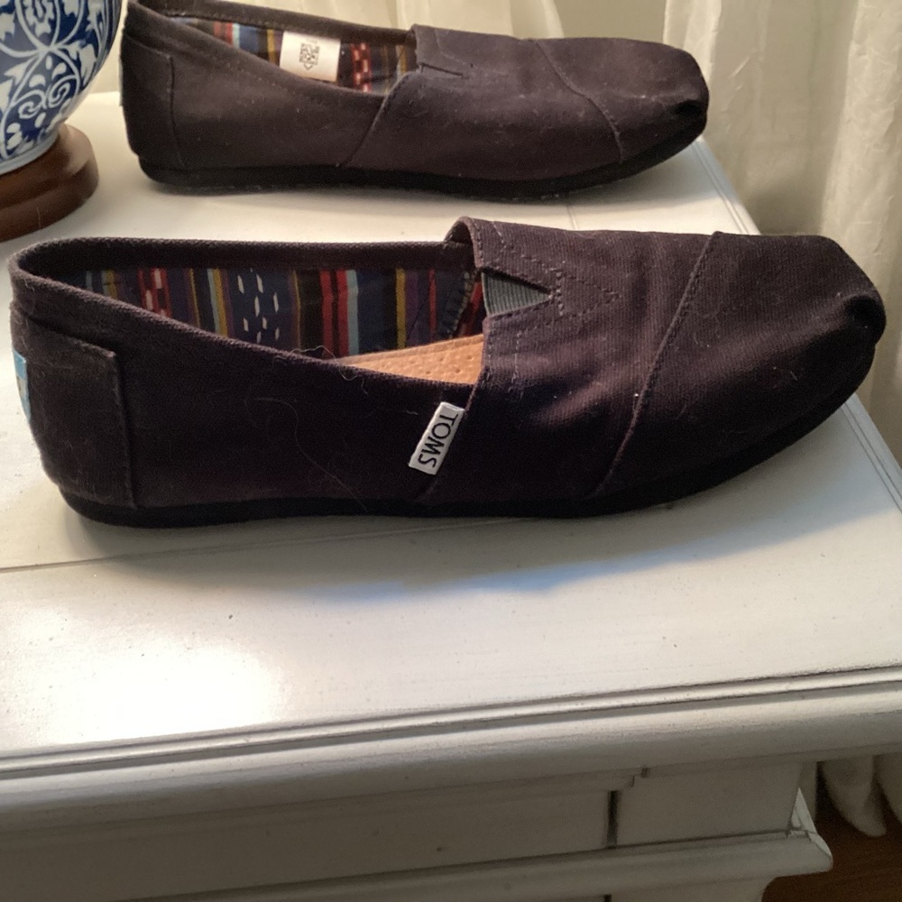 TOMS Women’s Black Slip-On Shoes - Picture 2 of 4